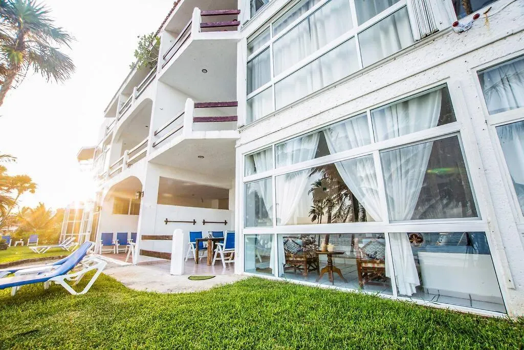 Caribbean Sea Front 2 Bedroom 2 Ba - Ground Floor- Large Pool -Seaweed-Free Beach Akumal 0*,  México